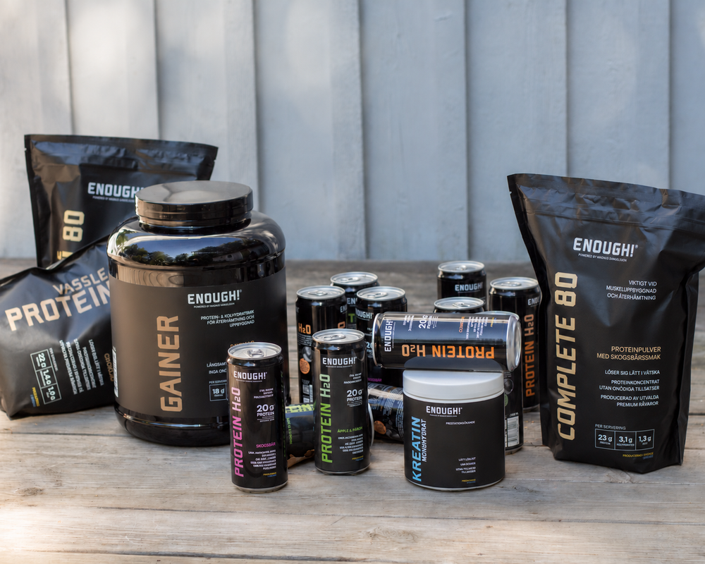 Magnus Samuelsson i gymmet med Enoughs proteinpulver, kreatin, vitaminer och proteindryck